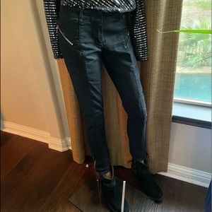 Balmain Womens black zippered jeans with a little shimmer. Sz 0, 24/38.Inseam 28